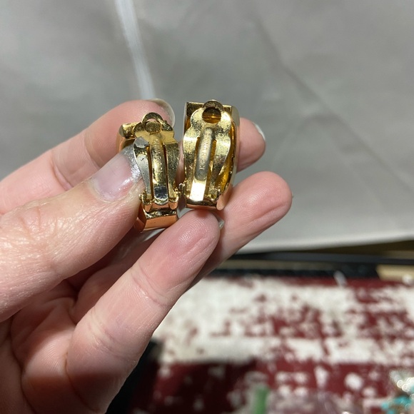 Nini Ricci Gold Tone, Thick Clip-On Hoop Earrings - Picture 4 of 7